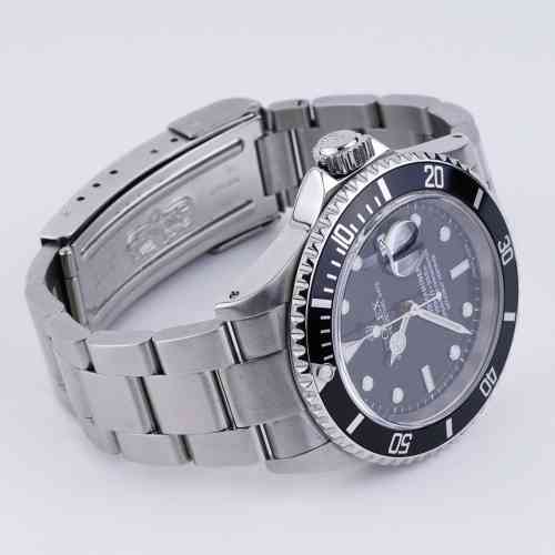 Rolex submariner hotsell 2000 model